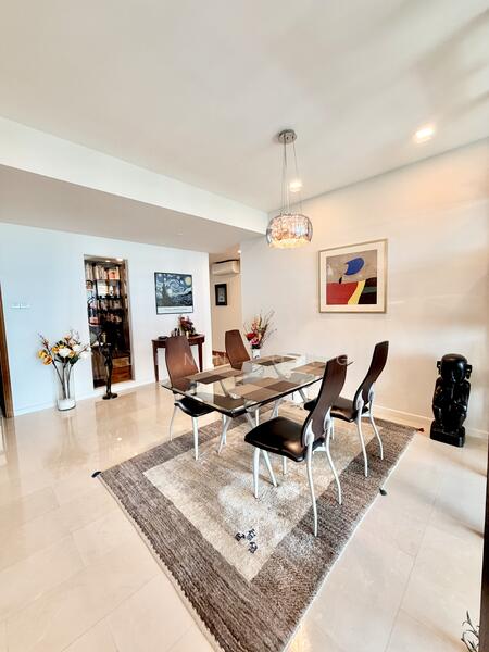 Contemporary Style in Move-in Condition 