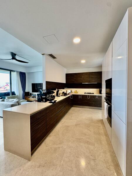 Plentiful kitchen countertop space