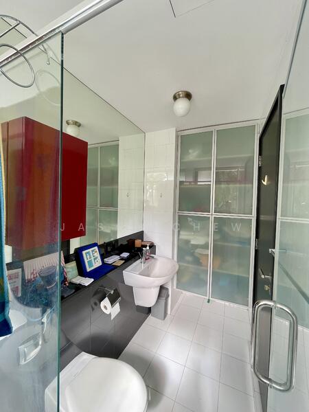 Ensuite Bathroom 2