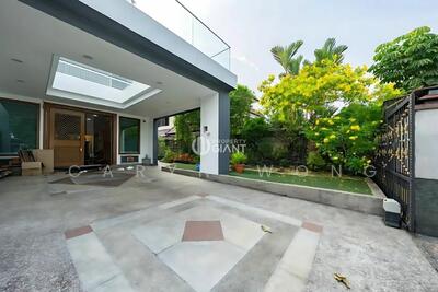For Sale - ❤️GIANT⚡️3 Storey Semi-D House In Kembangan w Unblocked Facing