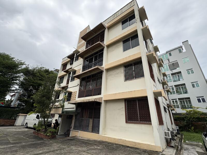 For Sale - Hertford Road Walk Up Apartment