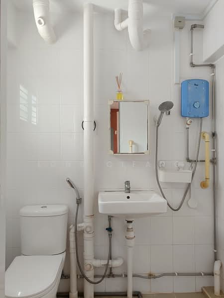 646 Yishun Street 61 HDB Flat For Sale at S$ 509,000 | PropertyGuru Singapore - Bathroom