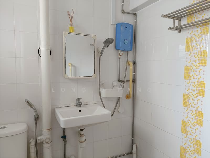 646 Yishun Street 61 HDB Flat For Sale at S$ 509,000 | PropertyGuru Singapore - Bathroom