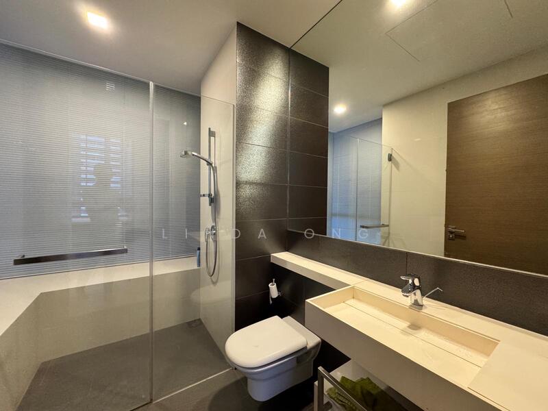 Spacious common bathroom