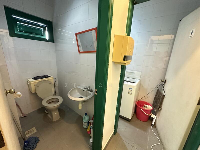 36 Temple Street, , 1,250 sqft, Shop / Shophouse For Rent, by Zee Chia, 60191743 - 2nd floor Bathroom - CommercialGuru.com.sg