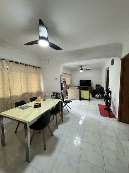 274 Toh Guan Road HDB Flat For Sale at S$ 598,000 | PropertyGuru Singapore - Living Room