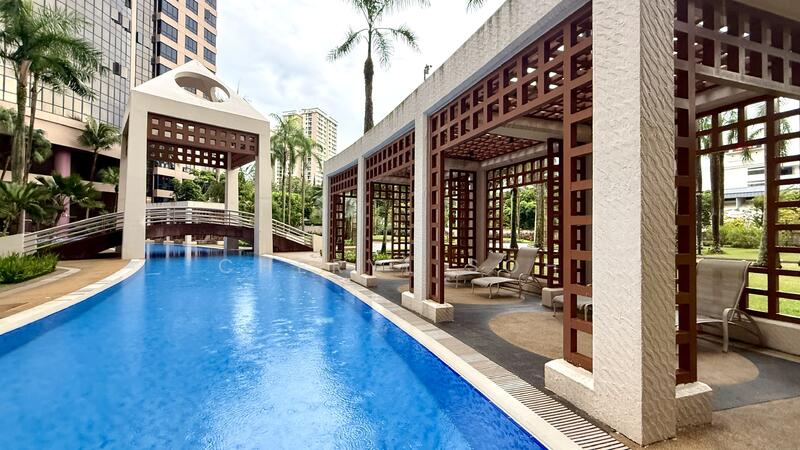 Pool & Lounge Area