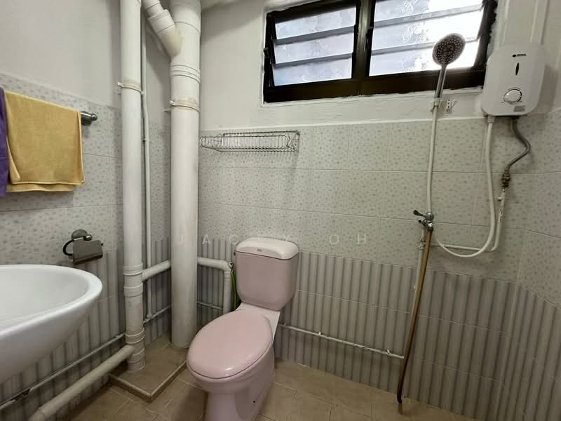 234 Serangoon Avenue 3 HDB Flat For Sale at S$ 698,000 | PropertyGuru Singapore - Bathroom