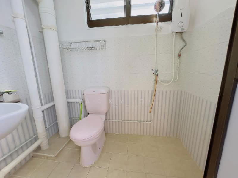 234 Serangoon Avenue 3, 234 Serangoon Avenue 3, 3 Bedrooms, 904 sqft, HDB Flat For Sale, by Jacky Oh, 60193428 - Bathroom - PropertyGuru.com.sg