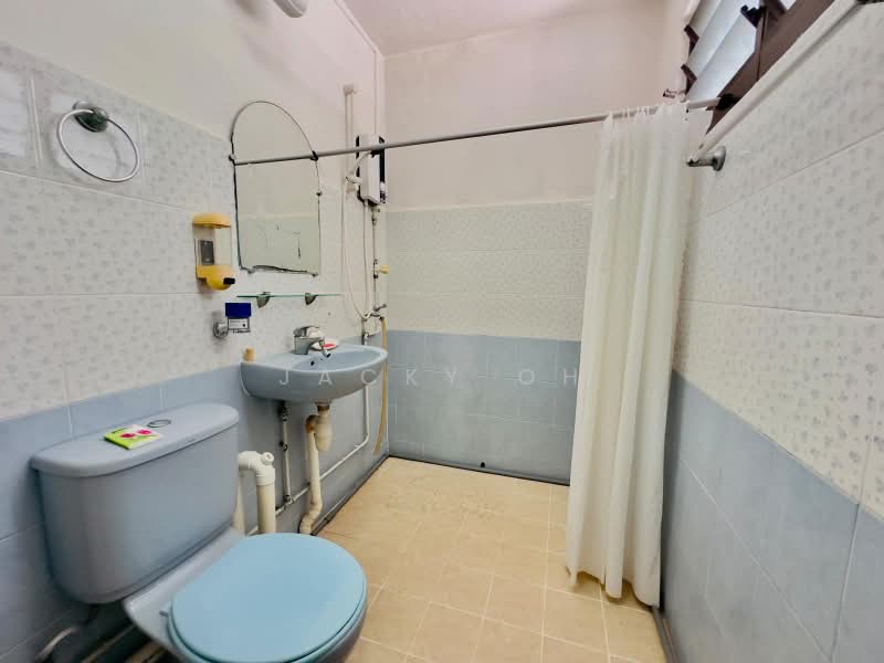 234 Serangoon Avenue 3, 234 Serangoon Avenue 3, 3 Bedrooms, 904 sqft, HDB Flat For Sale, by Jacky Oh, 60193428 - Bathroom - PropertyGuru.com.sg
