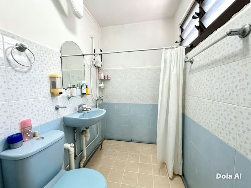 234 Serangoon Avenue 3, 234 Serangoon Avenue 3, 3 Bedrooms, 904 sqft, HDB Flat For Sale, by Jacky Oh, 60193428 - Bathroom - PropertyGuru.com.sg