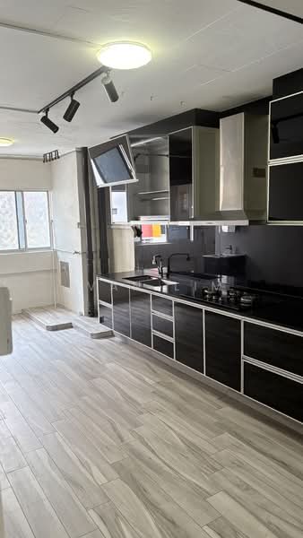 935 Tampines Street 91 HDB Flat For Sale at S$ 650,000 | PropertyGuru Singapore - Kitchen