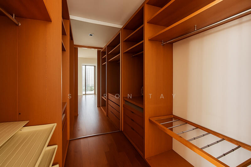 Master Bedroom (Walk-in closet)