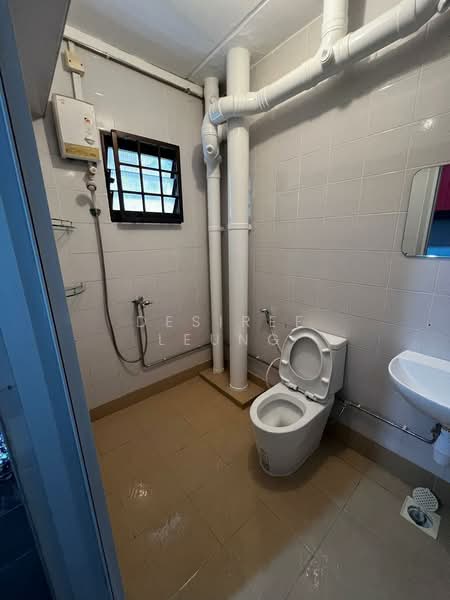 486 Choa Chu Kang Avenue 5, 486 Choa Chu Kang Avenue 5, Room Rental, 300 sqft, HDB Flat For Rent, by Desiree Leung, 60194424 - Bathroom - PropertyGuru.com.sg