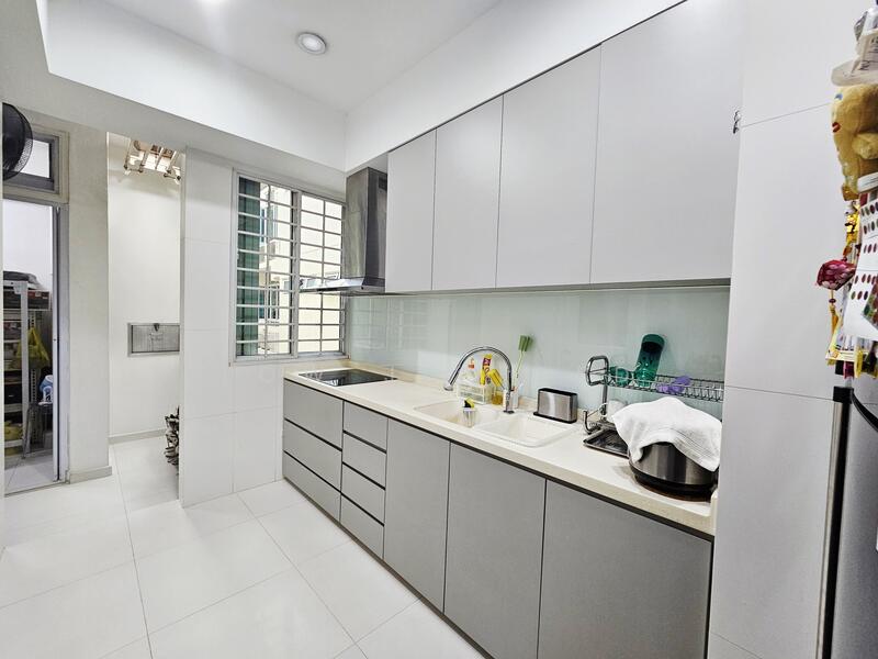 Sunrise Gardens Condominium For Sale at S$ 1,499,999 | PropertyGuru Singapore - Kitchen