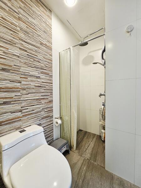 Sunrise Gardens Condominium For Sale at S$ 1,499,999 | PropertyGuru Singapore - Common bathroom