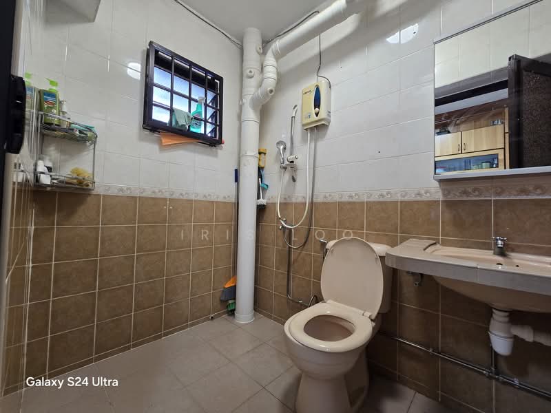 407 Sembawang Drive HDB Flat For Sale at S$ 589,000 | PropertyGuru Singapore - Bathroom