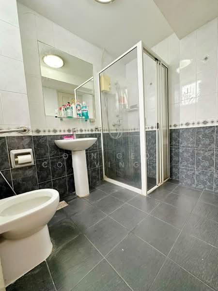 Elias Green, 9 Elias Road, Room Rental, 200 sqft, Condominium For Rent, by David, 60195534 - Bathroom - PropertyGuru.com.sg