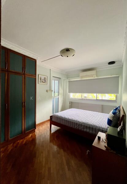 Good Size Master Rm w L-shape wardrobe