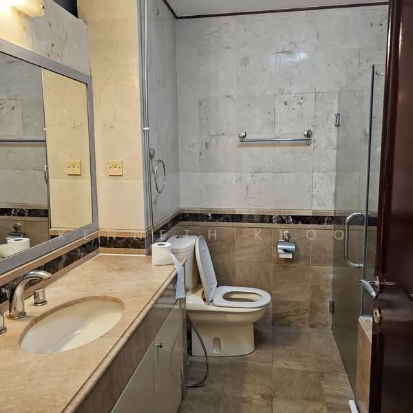 Kew Crescent, Kew Crescent, Room Rental, 350 sqft, Terraced House For Rent, by Kenneth Khoo, 60197780 - Ensuite Bathroom - PropertyGuru.com.sg