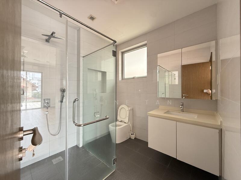 Ensuite Bathroom (Master)