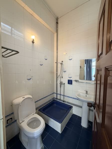 Robey Crescent Master Bedroom for Rent, Kovan, Room Rental, 250 sqft, Semi-Detached House For Rent, by Angella Thoo, 60200311 - Bathroom - PropertyGuru.com.sg