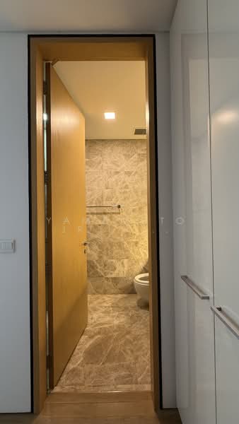 The Laurels @ Cairnhill Road Condominium For Sale at S$ 2,688,888 | PropertyGuru Singapore - Master Bathroom