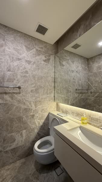 The Laurels @ Cairnhill Road Condominium For Sale at S$ 2,688,888 | PropertyGuru Singapore - Master Bathroom