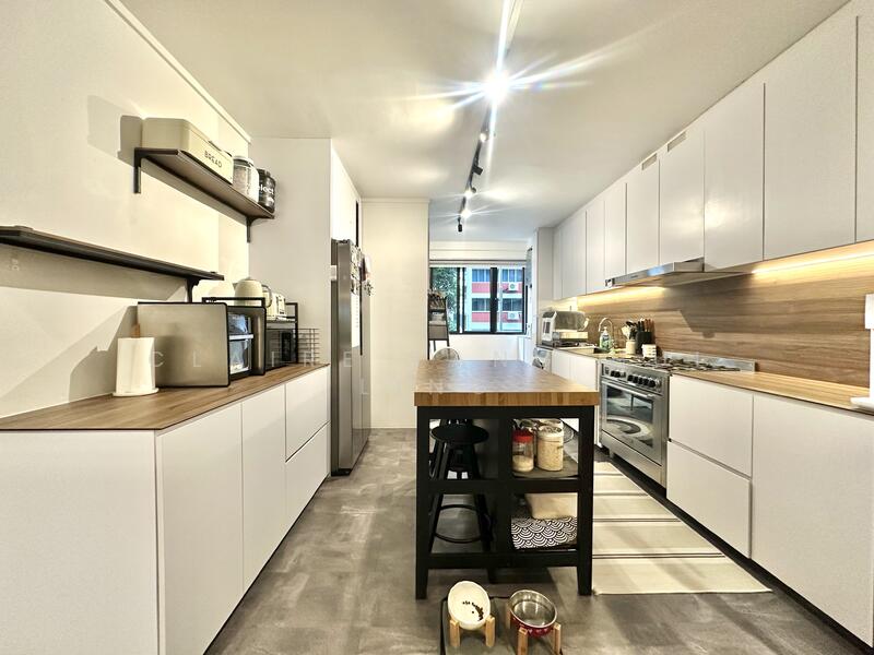 Kitchen w Enclosable Sliding 