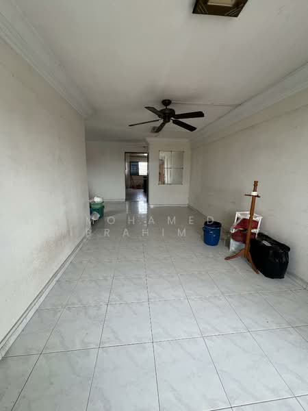 211 Tampines Street 23 HDB Flat For Sale at S$ 640,000 | PropertyGuru Singapore - Living Room