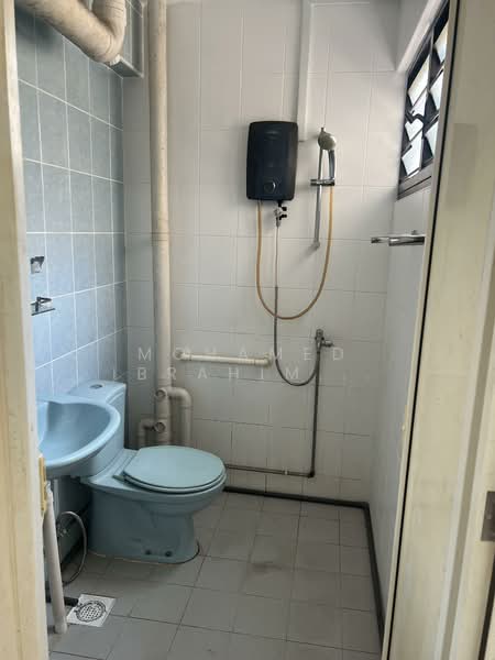 211 Tampines Street 23 HDB Flat For Sale at S$ 640,000 | PropertyGuru Singapore - Bathroom