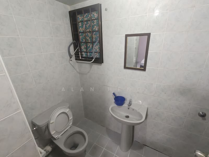 160 Hougang Street 11, 160 Hougang Street 11, Room Rental, 200 sqft, HDB Flat For Rent, by Alan Heng, 60200915 - Attached Bathroom - PropertyGuru.com.sg