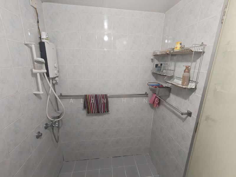 160 Hougang Street 11, 160 Hougang Street 11, Room Rental, 200 sqft, HDB Flat For Rent, by Alan Heng, 60200915 - Attached Bathroom - PropertyGuru.com.sg