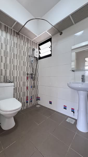 608A Tampines North Drive 1, 608A Tampines North Drive 1, 3 Bedrooms, 1,184 sqft, HDB Flat For Rent, by Eric Yeo, 60202231 - Bathroom - PropertyGuru.com.sg