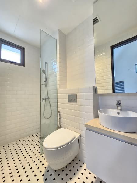 Serangoon Garden Estate, Berwick Drive, 4 Bedrooms, 3,866 sqft, Corner Terrace For Rent, by Jeck Ng, 60202291 - 2nd Floor : Bedroom 2 Bath - PropertyGuru.com.sg