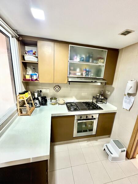 Functional kitchen space c/w backyard 