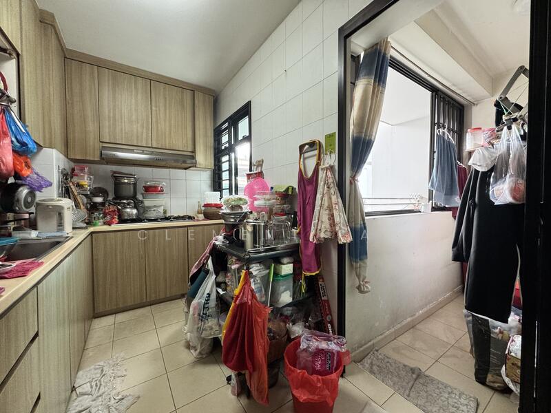 Kitchen & Service Yard