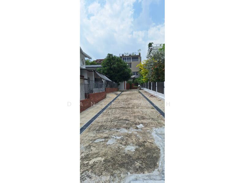 Driveway towards house, utmost privacy