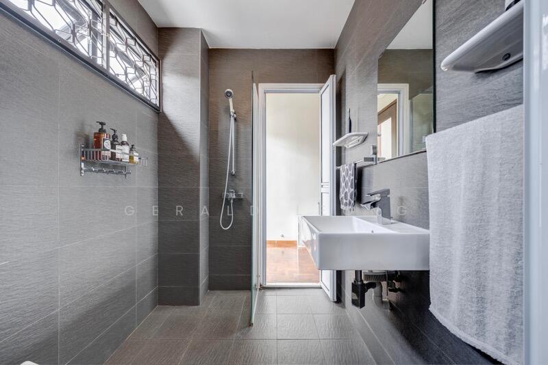 Jack & Jill Toilet between Bed 2 & 3