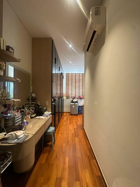 Vanity Walk-in Wardrobe