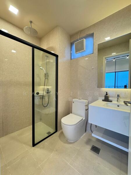 Attached master bathroom 主卧浴室