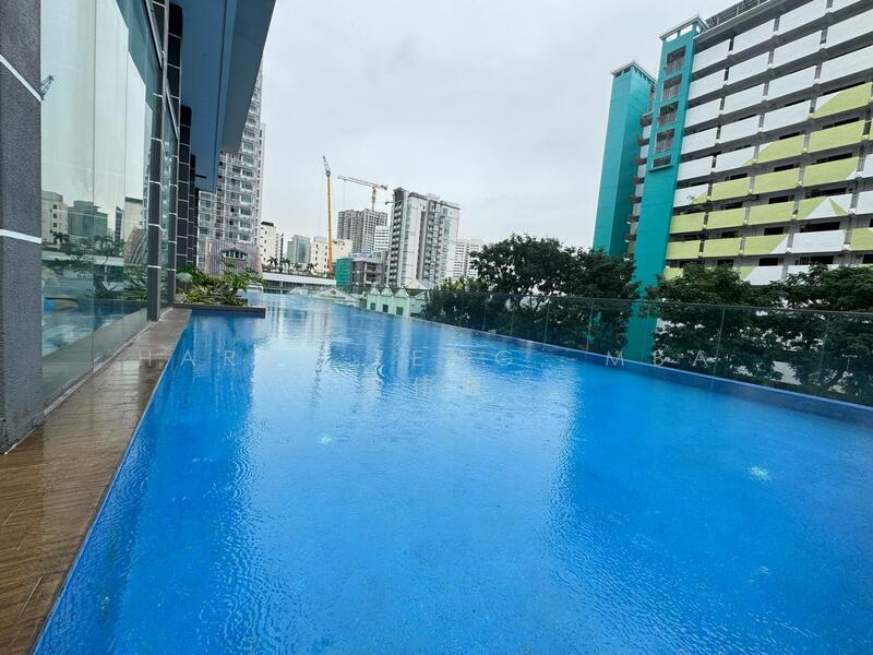 Swimming pool 游泳池