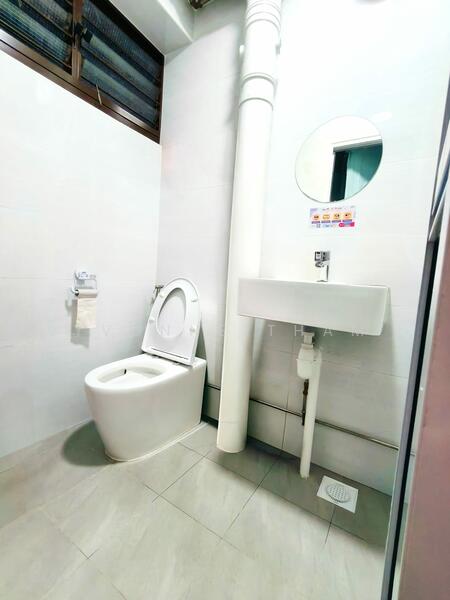 402 Fajar Road HDB Flat For Sale at S$ 600,000 | PropertyGuru Singapore - Bathroom