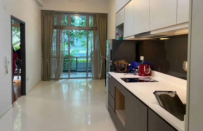 spacious and bright.Face Pool and garden