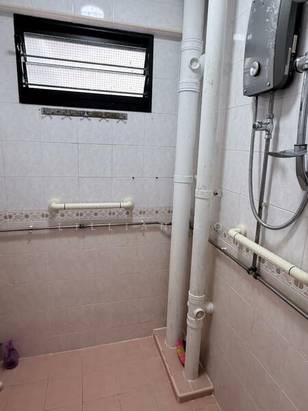 125 Lorong 1 Toa Payoh, 125 Lorong 1 Toa Payoh, 2 Bedrooms, 721 sqft, HDB Flat For Sale, by Lillian Koh, 60205004 - Bathroom - PropertyGuru.com.sg