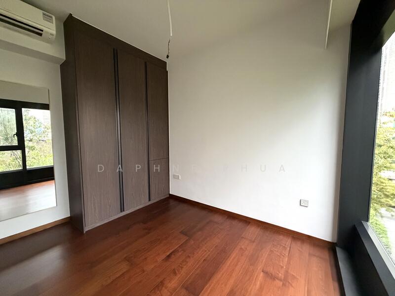 COZY MASTER SUITE : FULL HEIGHT WARDROBE