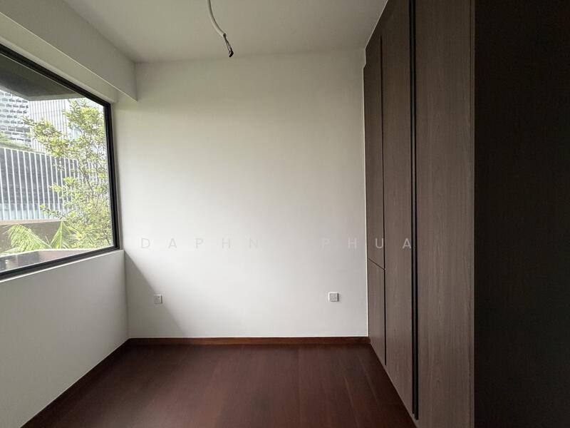 WELL DESIGNED WARDROBE w SLEEK FINISHES!