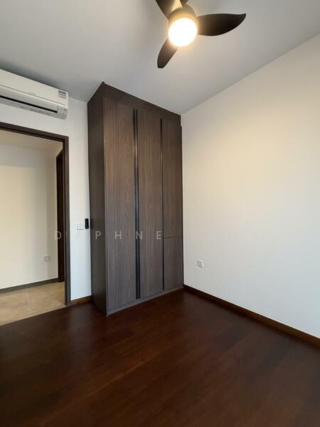 WELL DESIGNED WARDROBE w SLEEK FINISHES!