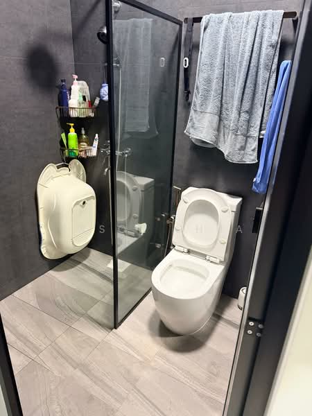 228C Compassvale Walk HDB Flat For Sale at S$ 828,000 | PropertyGuru Singapore - Bathroom