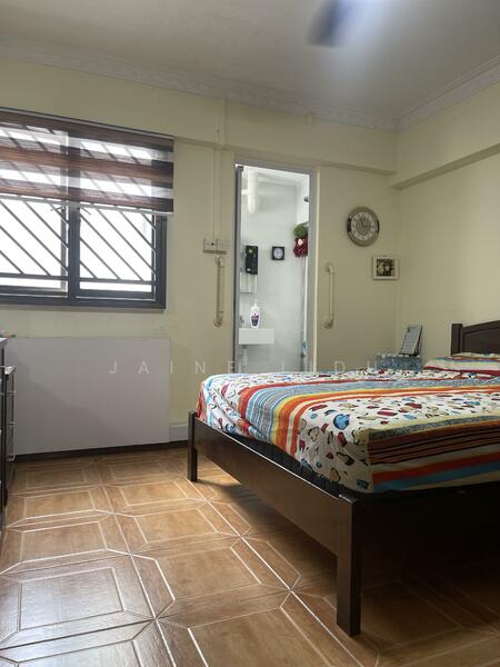 Master Bedroom w restroom ensuite